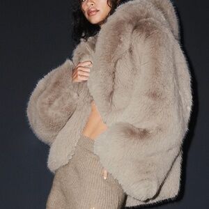 ALO Yoga Opulent Faux Fur Statement Jacket in OAT